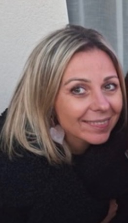 Portrait d'Alexandra Rochelle, souriante.